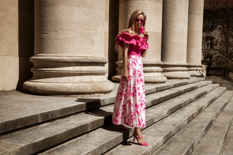 Frau im Sommerkleid auf einer Treppe